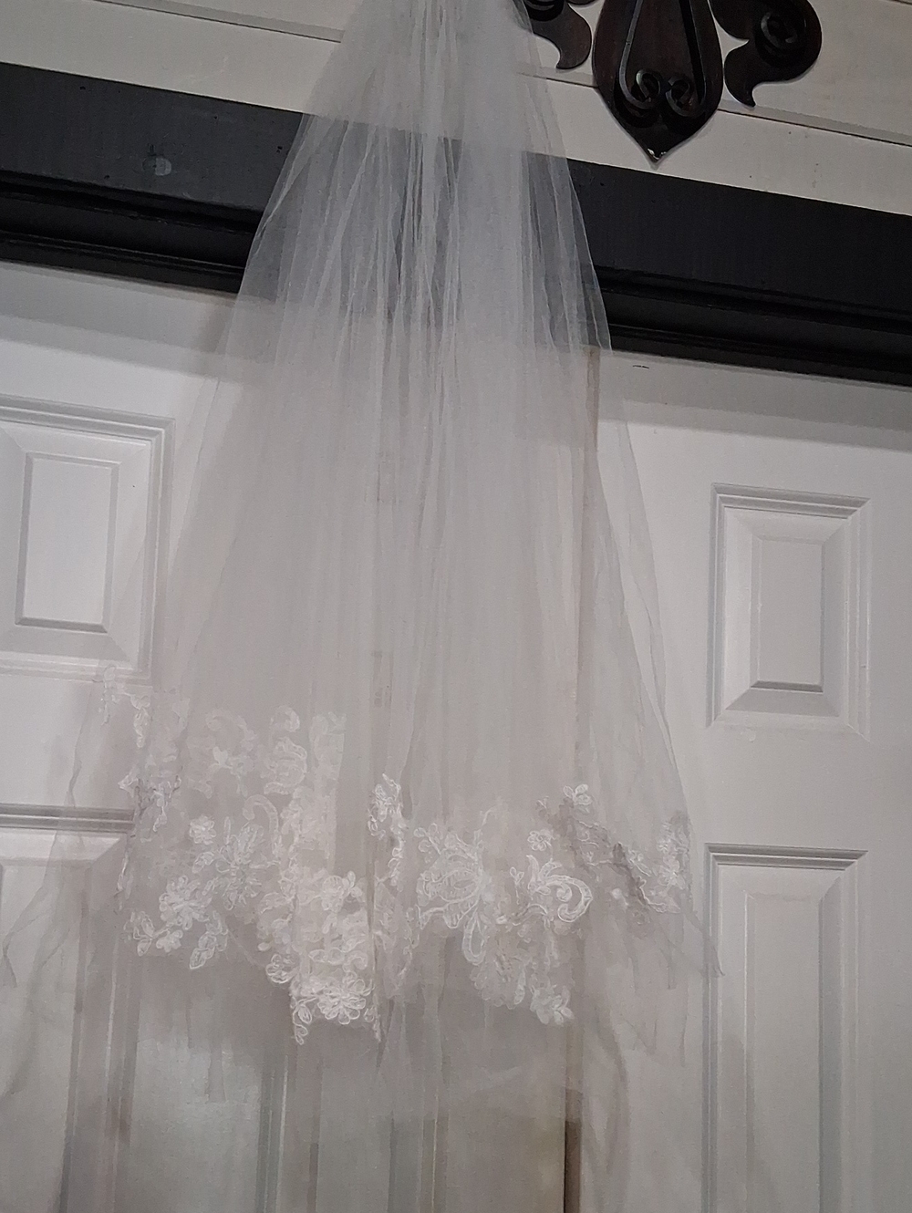 Classic White Lace-Trim Veil for Bridal Wear